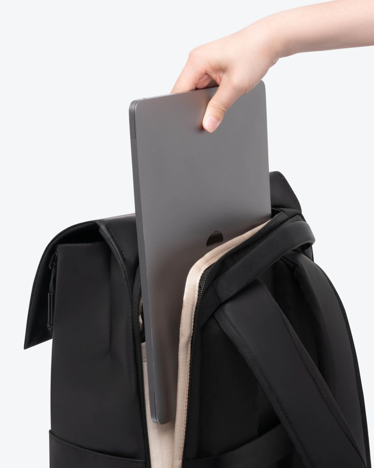 Level8 moment backpack - quick access to laptop