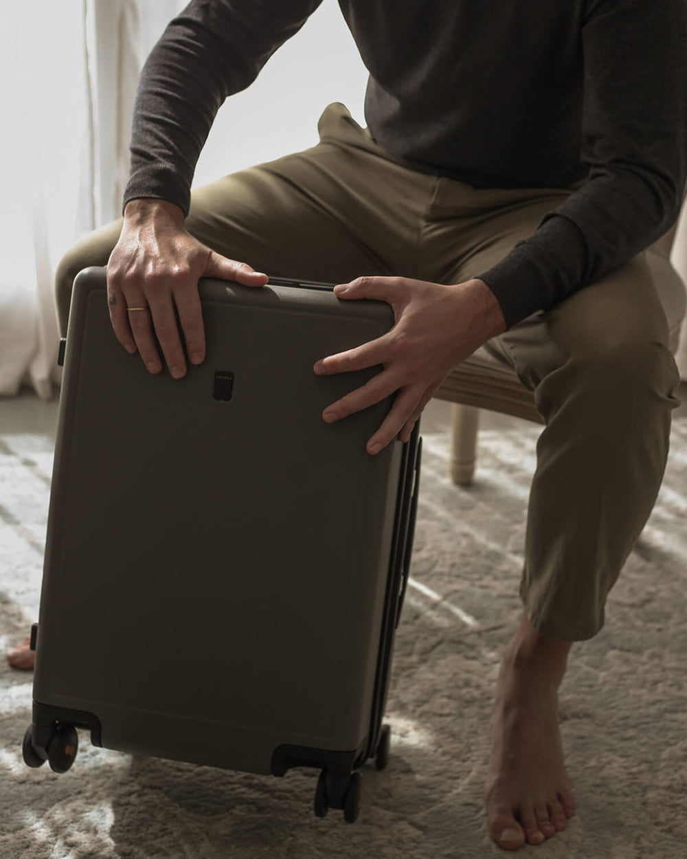 black carry on, size: 22” x 14” x 9” wtih tsa lock